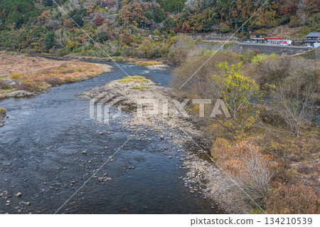 Early winter scenery of the Kizugawa River, Kasagi Town, Kyoto Prefecture Early winter scenery of the Kizugawa River, Kasagi Town, Kyoto Prefecture 134210539