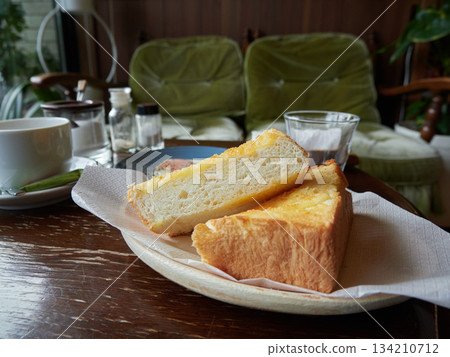 商店的早餐套餐包含法式吐司 商店的早餐套餐包含法式吐司 134210712