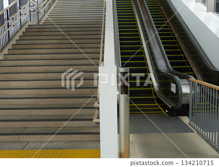 車站樓梯及手扶梯 134210715