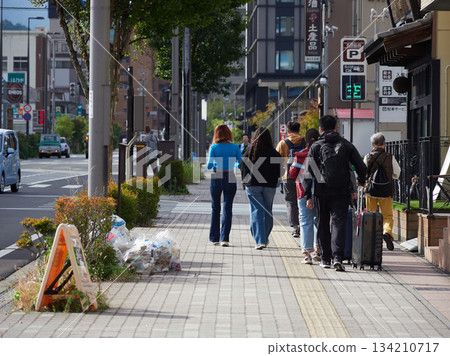 高山市秋季街景及步行遊客 高山市秋季街景及步行遊客 134210717