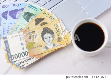 韓國貨幣、韓元（紙幣和硬幣）和咖啡杯 134210719