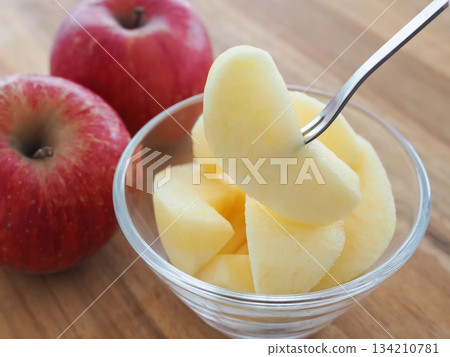 玻璃碗裡的蘋果片 134210781