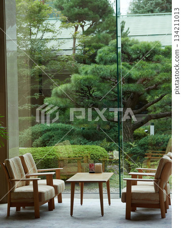 Scenery of Japanese-style garden and lobby chairs and tables in a hotel in a Japanese tourist destination 134211013