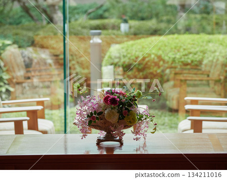 Scenery of Japanese-style garden and lobby chairs and tables in a hotel in a Japanese tourist destination 134211016