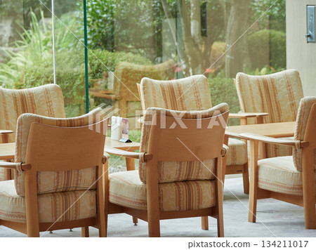 Scenery of Japanese-style garden and lobby chairs and tables in a hotel in a Japanese tourist destination 134211017