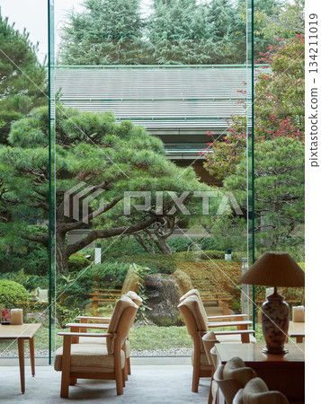 Scenery of Japanese-style garden and lobby chairs and tables in a hotel in a Japanese tourist destination 134211019
