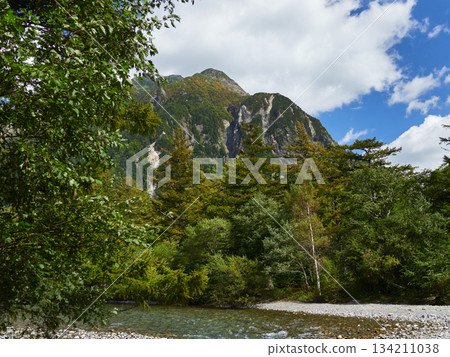 上高地穗高山脈和梓川的景色,是熱門的旅遊景點。 上高地穗高山脈和梓川的景色,是熱門的旅遊景點。 134211038