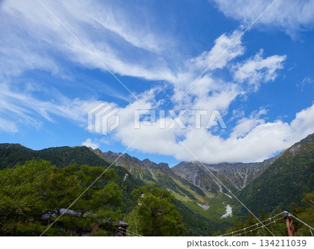 The scenery of the tourist attraction Kappa Bridge and the Hotaka mountain range in Kamikochi 134211039