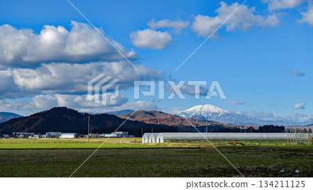山形縣秋日晴朗的一天，鳥海山和溫室盡收眼底。 134211125