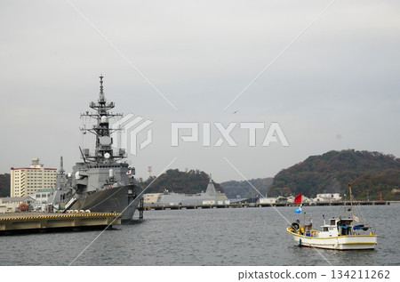 驅逐艦與漁船對峙 134211262