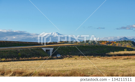 2025年11月,山形縣鳥海山和正在興建的東北中央高速公路,位於臨時昭和天橋附近。 2025年11月,山形縣鳥海山和正在興建的東北中央高速公路,位於臨時昭和天橋附近。 134211511