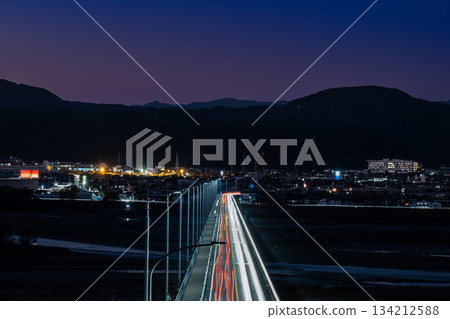 夜景與山脈交織成光跡交錯的城市景觀 134212588