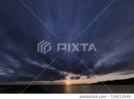 傍晚時分,天空湛藍清澈,雲朵變幻莫測。冬日。超廣角鏡頭。聚焦天空。下午2:13 傍晚時分,天空湛藍清澈,雲朵變幻莫測。冬日。超廣角鏡頭。聚焦天空。下午2:13 134212646