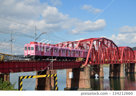 駛過紀之川橋的吉祥列車（南海電鐵）[和歌山市，和歌山縣] 134212660