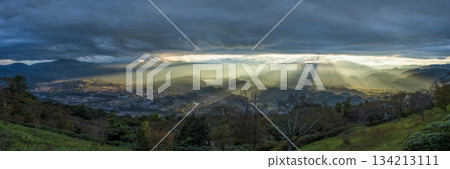 秋日的光芒照射秩父町和山巒的全景(天使的階梯/曙光) 秋日的光芒照射秩父町和山巒的全景(天使的階梯/曙光) 134213111