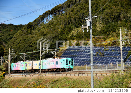 行於磯之浦附近的吉祥列車 Kanata [和歌山縣和歌山市] 134213396