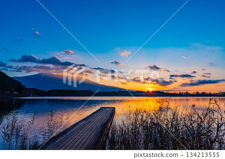 [Shizuoka Prefecture] Autumn Sunrise on Lake Tanuki 134213555