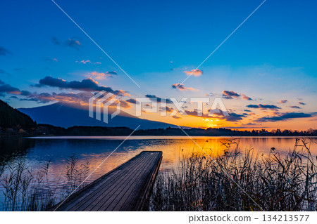 [Shizuoka Prefecture] Autumn Sunrise on Lake Tanuki 134213577