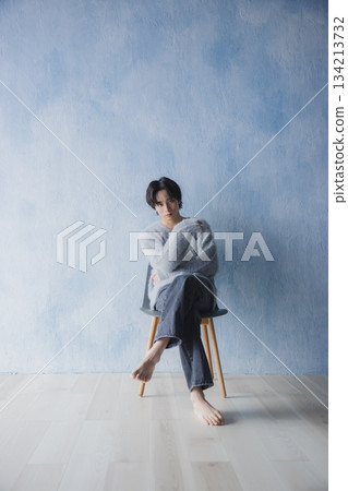 一個男人在房間裡放鬆 一個男人在房間裡放鬆 134213732