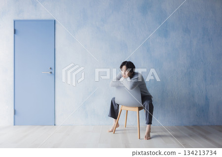 一個男人在房間裡放鬆 134213734