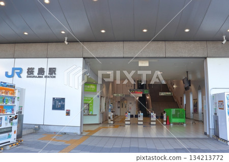 距離日本環球影城最近的車站是JR夢崎線（大阪市）的櫻島站。 134213772