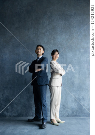  打膽量姿勢的商人 134213922