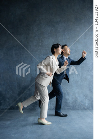  打膽量姿勢的商人 134213927