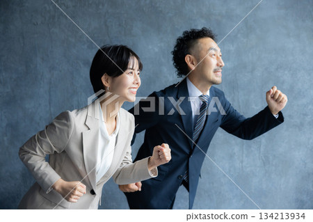 打膽量姿勢的商人 打膽量姿勢的商人 134213934