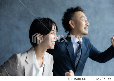  打膽量姿勢的商人 134213936