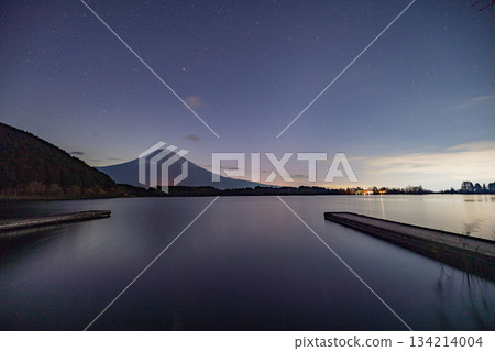 [Shizuoka Prefecture] Lake Tanuki in autumn, sunrise sky and Mt. Fuji 134214004