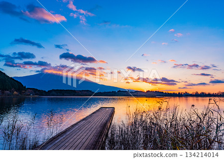 【靜岡縣】秋天的狸湖、日出和富士山 134214014