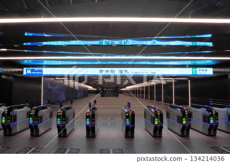 Yumeshima Station ticket gate (view from outside the ticket gate to inside) Yumeshima Station ticket gate (view from outside the ticket gate to inside) 134214036