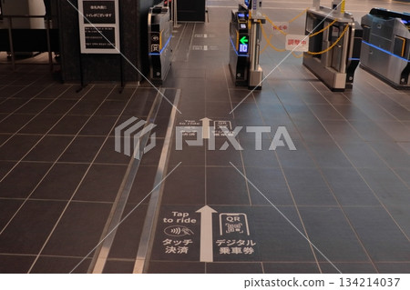 Yumeshima Station ticket gate (Floor sign from outside the ticket gate to inside) Yumeshima Station ticket gate (Floor sign from outside the ticket gate to inside) 134214037