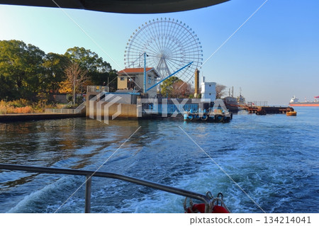 Osaka City public ferry departing from Tempozan Ferry Terminal (view towards Kaiyukan) Osaka City public ferry departing from Tempozan Ferry Terminal (view towards Kaiyukan) 134214041
