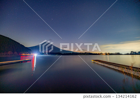 [Shizuoka Prefecture] Autumn scenery of Lake Tanuki and Mt. Fuji before dawn 134214162