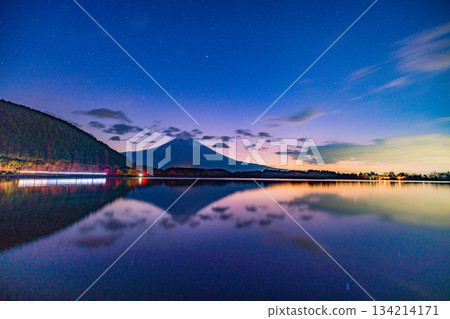 【靜岡縣】黎明前狸湖與富士山的秋日景色 134214171