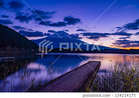 【靜岡縣】黎明前狸湖與富士山的秋日景色 134214175