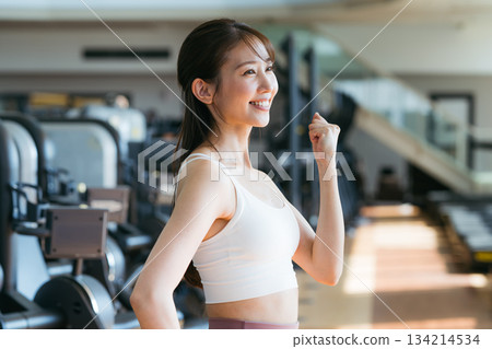 年輕女子在健身房訓練 134214534