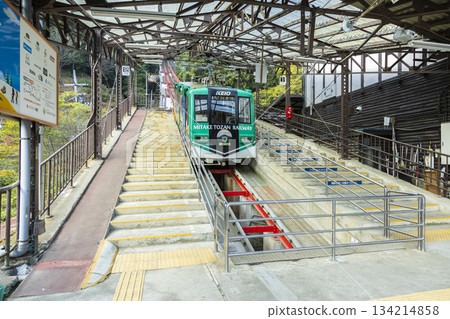一輛纜車正等待從禦嶽登山鐵道的瀧本站出發。 一輛纜車正等待從禦嶽登山鐵道的瀧本站出發。 134214858