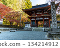Autumn leaves at the Niomon Gate of Muroji Temple 134214912