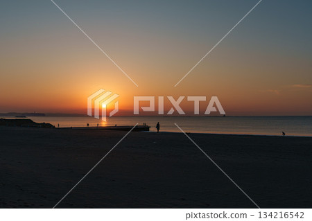 Chigasaki Southern Beach in December: Young people waiting for the day to begin 134216542