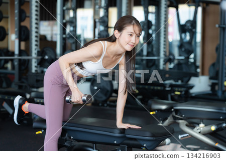 年輕女子在健身房訓練 134216903