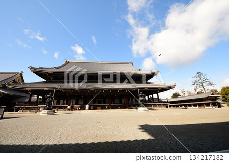 Higashi Honganji Temple, Goei-do Hall (Important Cultural Property), Kyoto Prefecture, Tokoha-cho, Shimogyo Ward, Kyoto City, February 2022 Higashi Honganji Temple, Goei-do Hall (Important Cultural Property), Kyoto Prefecture, Tokoha-cho, Shimogyo Ward, Kyoto City, February 2022 134217182