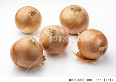 一張簡單的食物圖片，圖中多顆洋蔥排列在白色背景上。 134217315