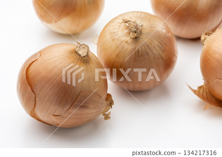 一張簡單的食物圖片，圖中多顆洋蔥排列在白色背景上。 134217316