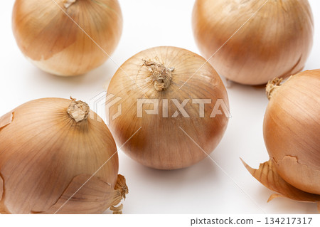 一張簡單的食物圖片，圖中多顆洋蔥排列在白色背景上。 134217317
