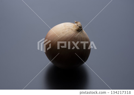 一張令人印象深刻的食物圖片，一顆洋蔥從黑色背景中顯現出來。 134217318