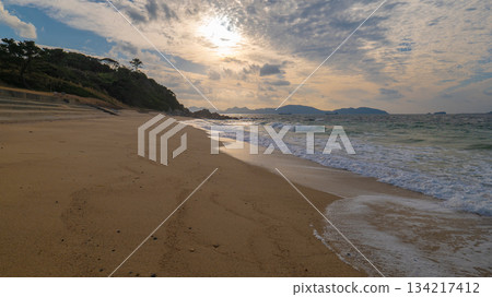 Waves to beat on the sandy beach 134217412