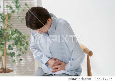 一個女人患有腹痛 134217776