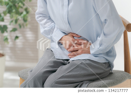 一個女人患有腹痛 一個女人患有腹痛 134217777